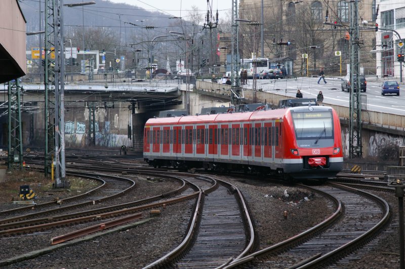 Am 12.02.2009 beschleunigt 422 041-4 als S9 Richtung Bottrop Hbf aus dem Wuppertaler Hbf hinaus.
