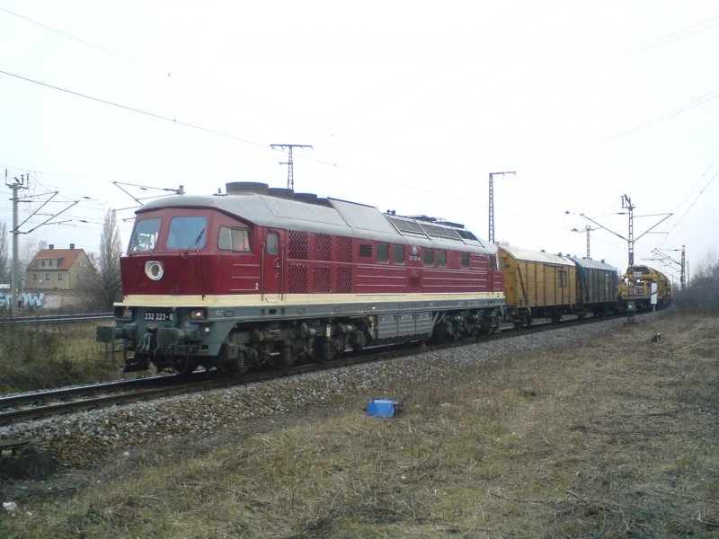 Am 12.03.09 fuhr mir in Leipzig ganz berraschend die 232 223-8 in DR-Farben mit einem Bauzug vor die Linse!