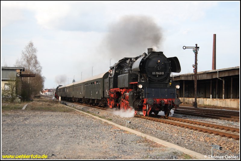 Am 12.04.08 bespannte 65 1049 nach lngerer Abstellzeit wieder einen Sonderzug. Es handelte sich um die alljhrlich stattfindende Mondscheinfahrt des SEM Chemnitz nach Dorfchemnitz im Erzgebirge. Auf diesem Bild verlsst der Zug den Gterbahnhof Chemnitz-Sd.