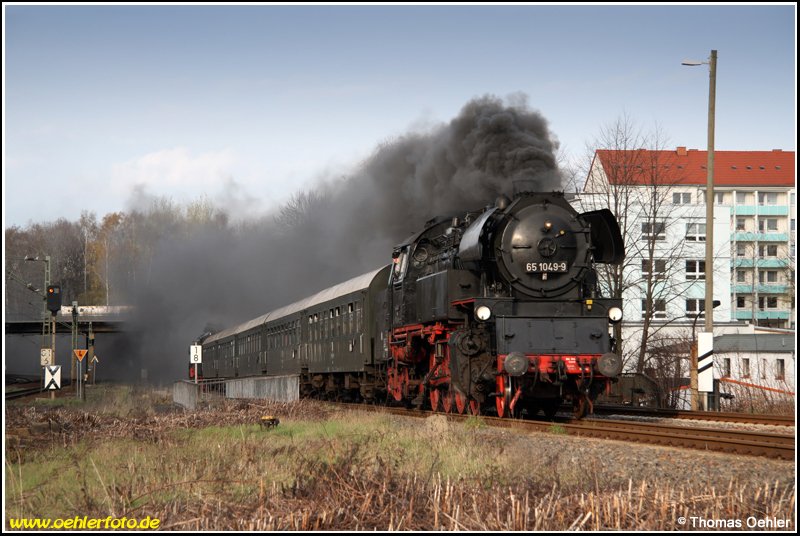 Am 12.04.08 bespannte 65 1049 nach l�ngerer Abstellzeit wieder einen Sonderzug. Es handelte sich um die allj�hrlich stattfindende Mondscheinfahrt des SEM Chemnitz nach Dorfchemnitz im Erzgebirge. Hier ist der Zug kurz vor Chemnitz-S�d unterwegs, am Zugschluss hilft 50 3648 mit.