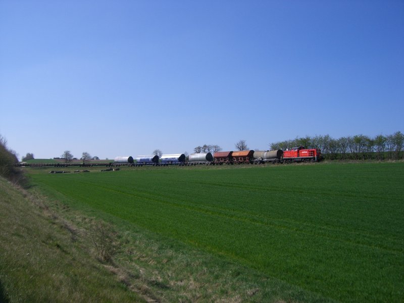 Am 12.04.2007 war 294 762 mit einem Gterzug nach Hirschau unterwegs. Die Flachwagen, die am Ende mitgefhrt wurden waren fr die seit 2004 extremst seltene BigPack - Aktion. (Strecke Amberg-Schnaittenbach)