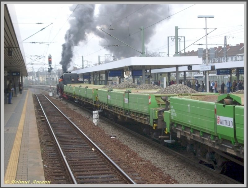 Am 12.04.2008 bot sich den auf den Bahnsteigen des Bahnhofes Frankfurt am Main-Sd stehenden Reisenden des Fern- und Regionalverkehrs nicht nur ein in diesem Bahnhof seltener Anblick, sondern auch ungewohnte Gerusche und Gerche. Auspuffschlge und die Dampfwolke lenkten die Blicke beinahe aller Reisenden auf die 52 4867 der Historischen Eisenbahn Frankfurt am Main im Bauzugeinsatz bei der Ausfahrt mit dem Abraum der Gleisbaustelle, den sie zum Gterbahnhof Frankfurt am Main-Ost brachte.