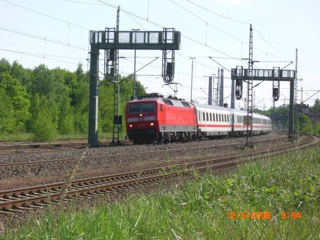 Am 12.05.08 durcheilt eine Lok der Baureihe 120 mit ihrem IC Muldenstein Richtung Berlin. 