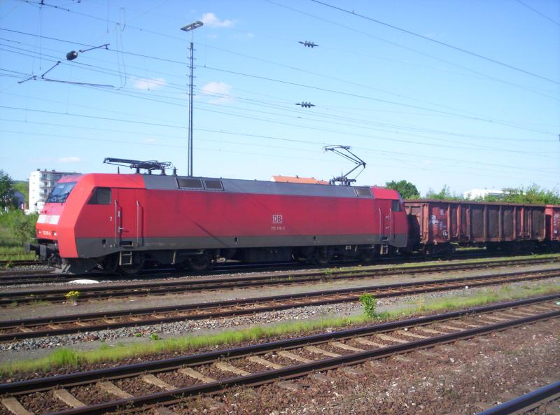 Am 12.05.2005 fhrt Baureihe 152 156-6 durch Aschaffenburg Hbf in Richtung Darmstadt.