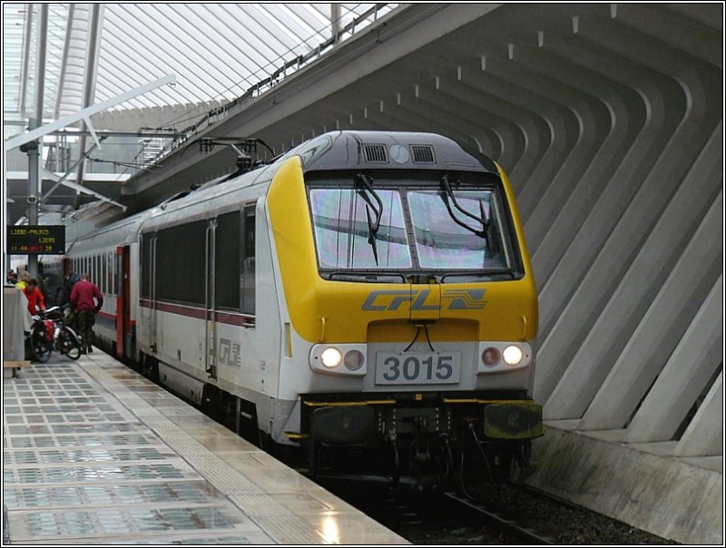 Am 12.09.08 hat E-Lok 3015 ihren Zug von Luxemburg nach Lige Guillemins gebracht und wird in Krze ihre Reise nach Liers fortsetzen. (Hans)