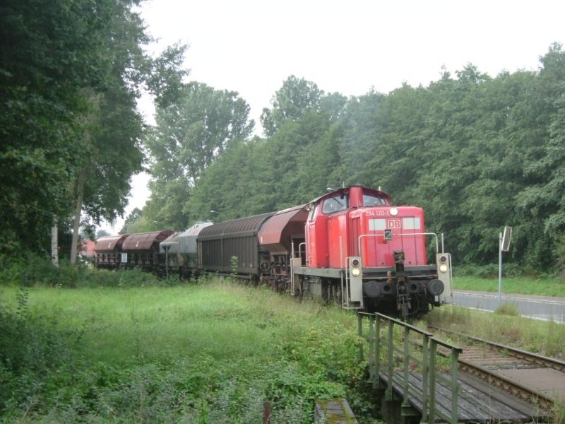 Am 12.09.2005 brachte 294 120 einige Gterwagen nach Hirschau! Bald hat sie ihr Ziel erreicht. (Strecke Amberg-Schnaittenbach)