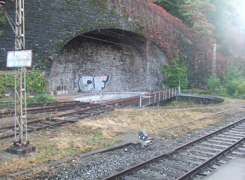 Am 12.10.09 fotografierte ich die Drehscheibe in Vevey aus dem fahrenden Zug. Sie ist f�r Schmal- und Normalspurfahrzeuge zugelassen und wurde zur H�lfte in den Fels hinein gebaut. Ich fand wirklich keine passende Kategorie.
