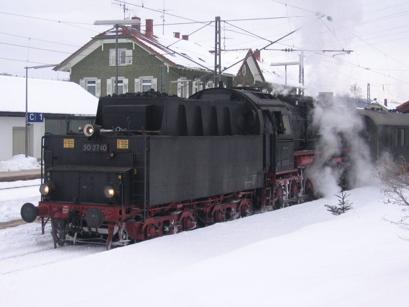 am 12.2.06 stand BR 50 2740 in St.Georgen/Schwarzwald(KBS720) mit ihrem Dampfsonderzug zur Abfahrt bereit.