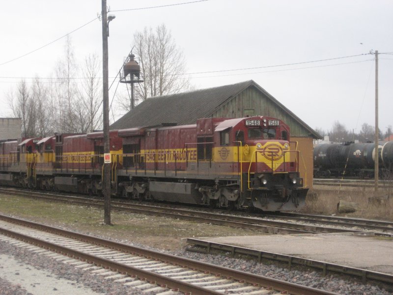 Am 12.3.2008, 17.08 Uhr warten einige schwere Dieselloks im Bahnhof von Tartu, vorne die EESTI RAUDTEE 1548.