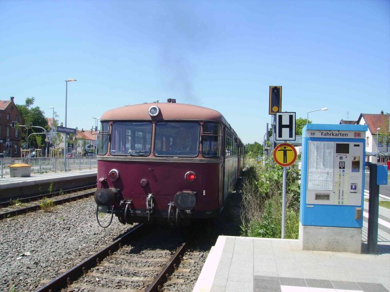 Am 12.6.2006 fhrt 798 818 als Sonderzug zu einem WM Spiel das in Kaiserslautern stattfand.Hier ist der Zug gerade aus dem bahnhof pfeddersheim abgefahren.