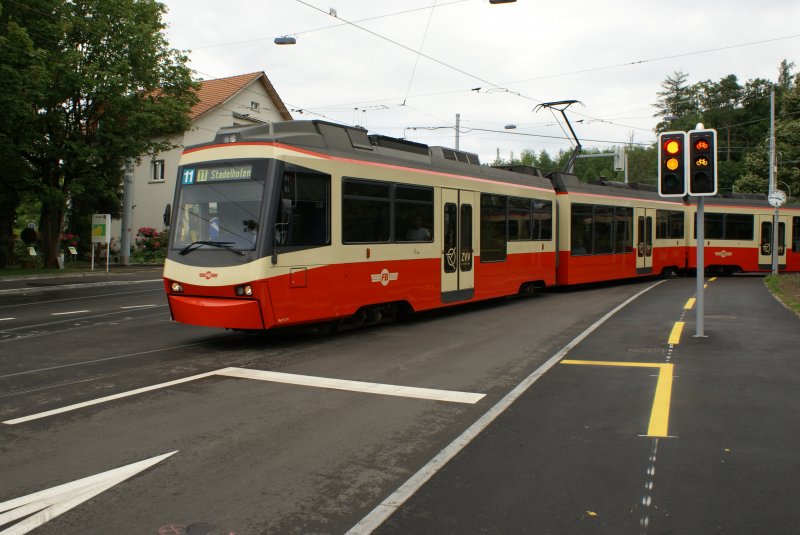 Am 12.7.09 fhrt der Be 4/6 71 aus der Tramschleife in Rehalp aus. 