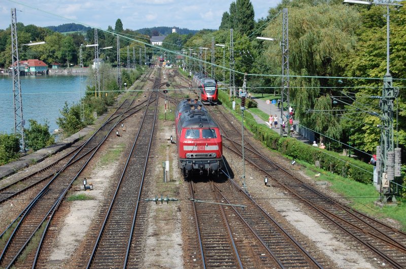 Am 12.8.2009 konnte ich in Lindau die ehemalige Touristik-Lok, nmlich 218 418-2 zusammen mit einer Schwestermaschine beim Rangieren auf dem Bodenseedamm bildlich festhalten.