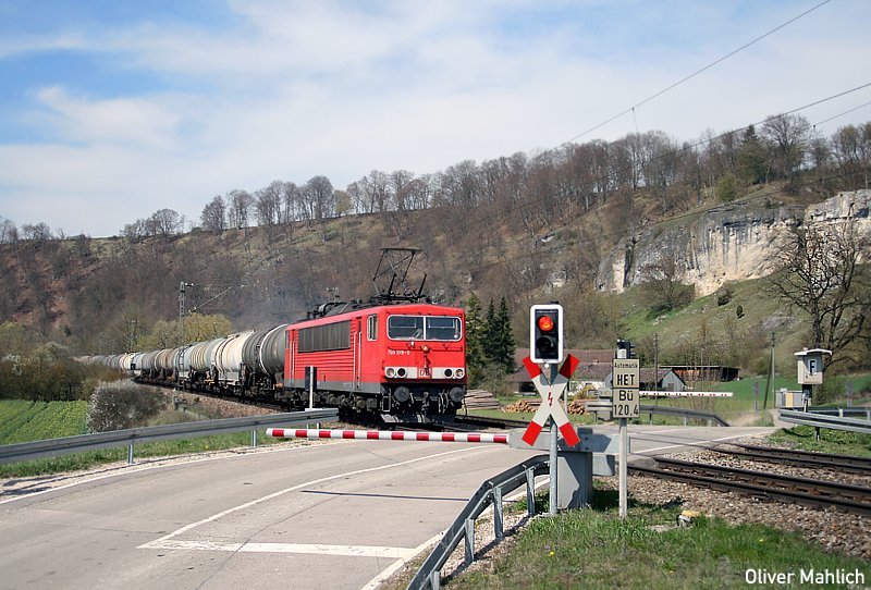 Am 13. April 2007 passiert 155 179 mit ihrem Kesselzug nach Ingolstadt das Drfchen Hagenacker im Altmhltal.