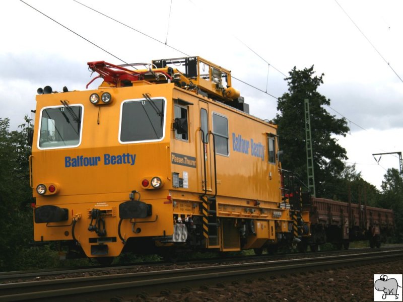 Am 13. August 2008 war das Oberleitungsmontagefahrzeug der Firma Balfour Beatty Rail bei Rothenkirchen im Landkreis Kronach auf der KBS 840 bei Montagearbeiten zu sehen.