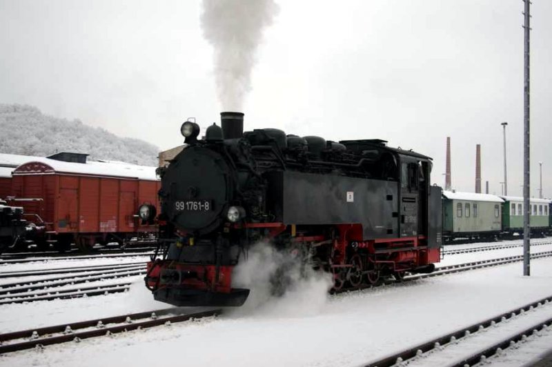 Am 13. Dezember fhrt wieder die Weieritztalbahn die 2002 durch die Jahrhundertflut zerstrt wurde.Am 12.12.08 konnte ich beobachten wie die 99 1761-8 auf Probefahrt durch Freital-Hainsberg fuhr.
    