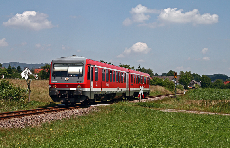 Am 13. Juni 2009 fhrt der Ludwigshafener 628 609 als RB 18220 von Frth (Odenwald) nach Weinheim (Bergstrae). Die Aufnahme entstand zwischen Lrzenbach-Fahrenbach und Rimbach.