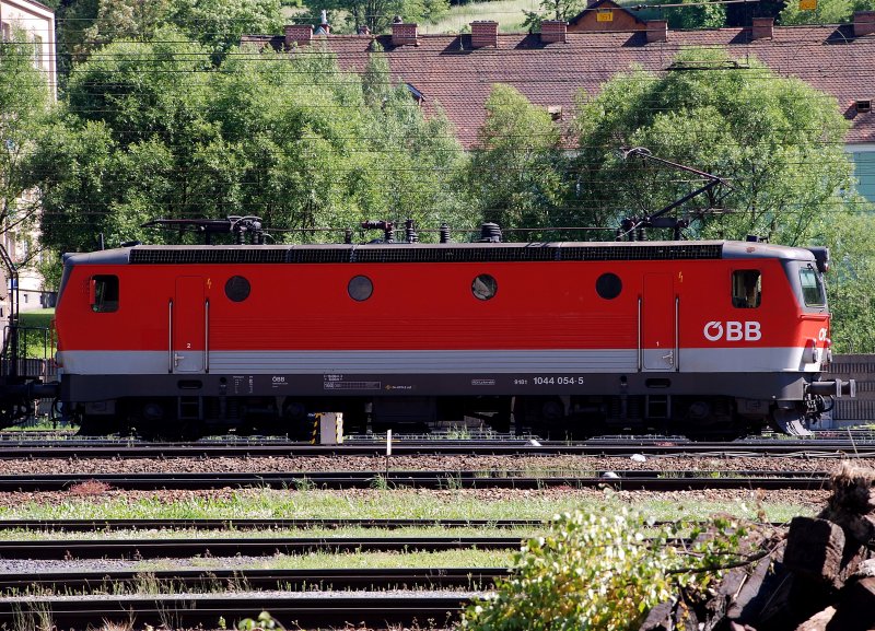 Am 13. Juni 2009 fotografierte ich die 1044 054-5 vor einem Gterzug kurz vor dem Bahnhof Mrzzuschlag. 