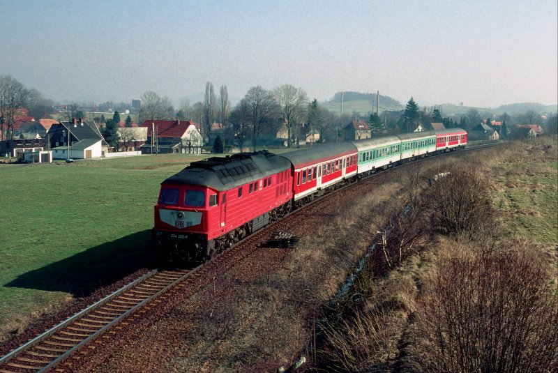 Am 13. Maerz 1999 faehrt 234222 mit dem RE3488 an Eibau vorbei.