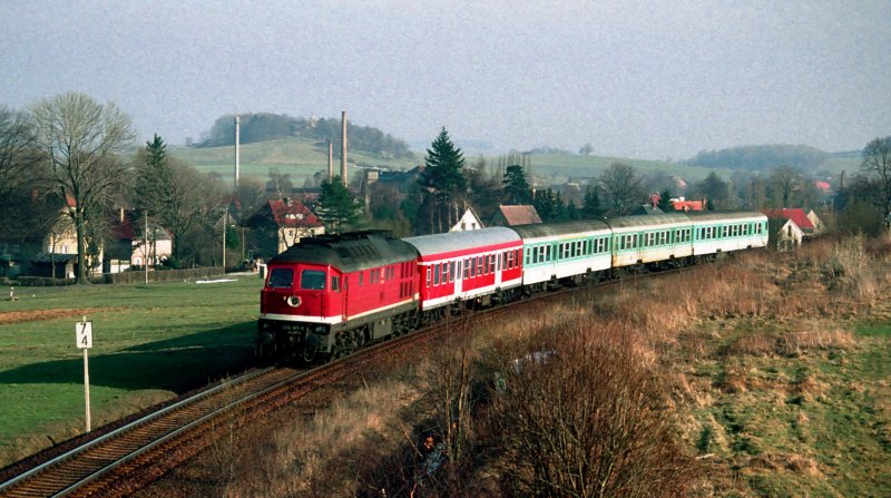 Am 13. Maerz 1999 zieht 234180 dem RE3490 in Richtung Bischofswerda und Dresden bei Eibau.