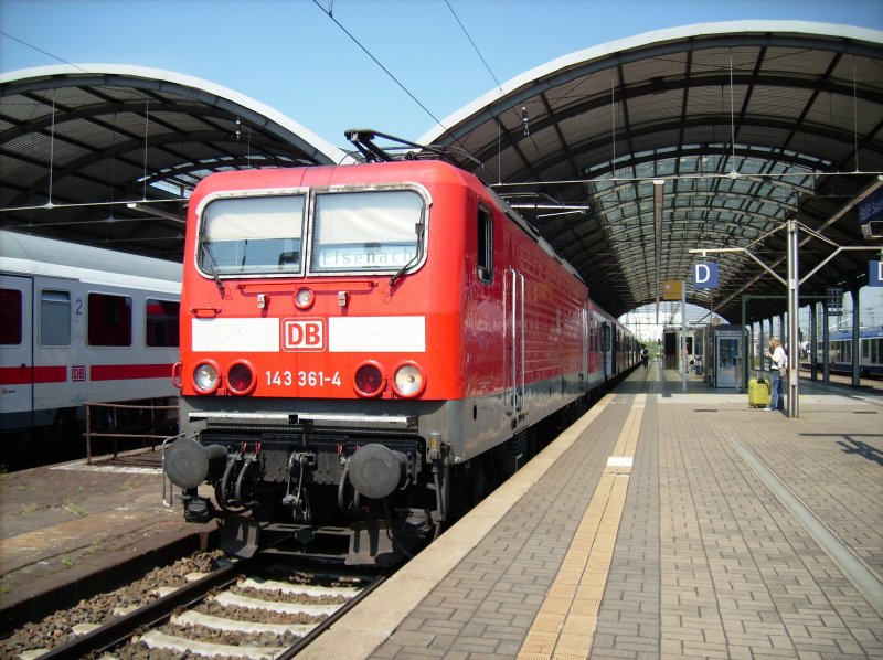 Am 13. Mai 2008 steht 143 361, mit einer RB nach Eisenach in Halle Saale Hbf.