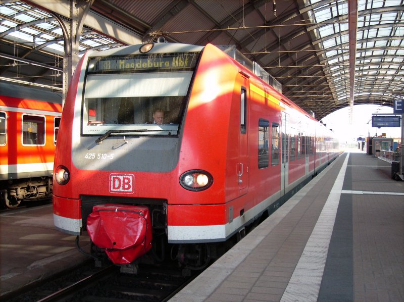 Am 13. Mai 2008, steht 425 510- 5 mit einer RB nach Magdebug Hbf, in Halle Saale Hauptbahnhof.