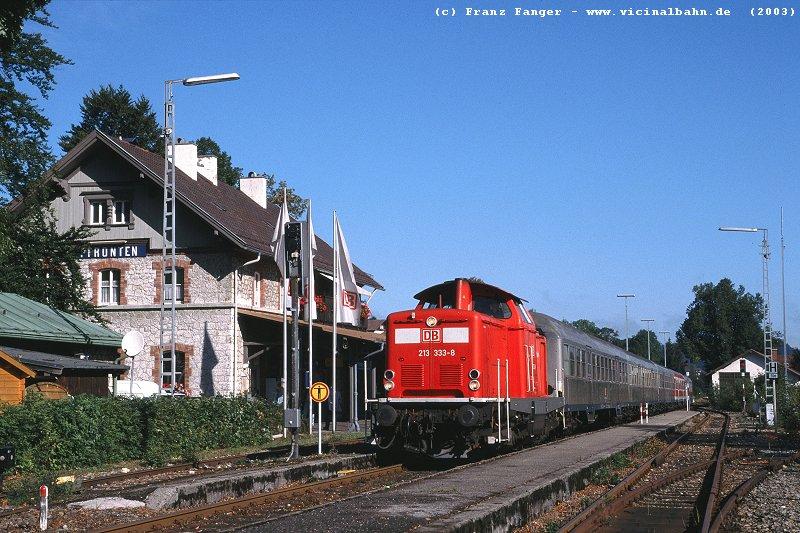 Am 13. September 2003 feierte die Auerfernbahn ihr Streckenjubilum mit zahlreichen Sonderzgen.
Mit einem Sonderzug aus Mnchen angereist war auchdie Mhldorfer 213 333 der Sdostbayernbahn,
die hier in Pfronten-Ried einen kurzen Halt einlegte.