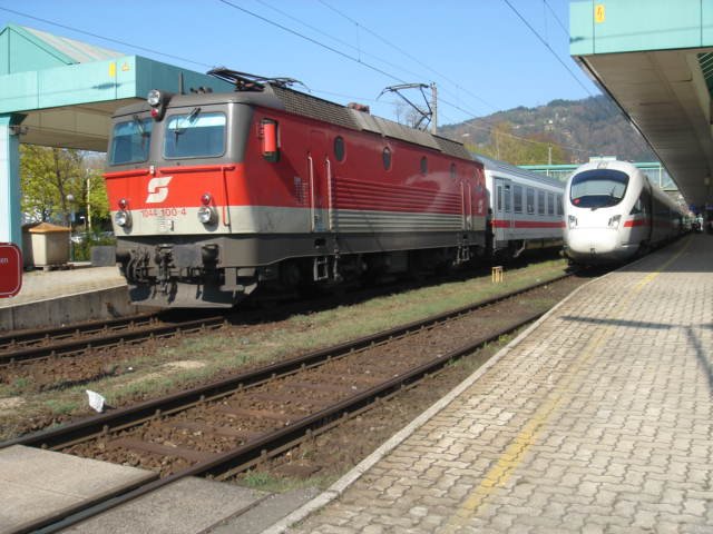 Am 13.04.07 fuhr diese bb Lok mit einem IC der aus Dortmund kam. In welche richtung er weiter fuhr ist mir unbekannt. Vermutlich in richtung Wien. Hier bei der Ausfahrt in Bregenz. Recht´s stand dieser ICE mit bb zeichen.