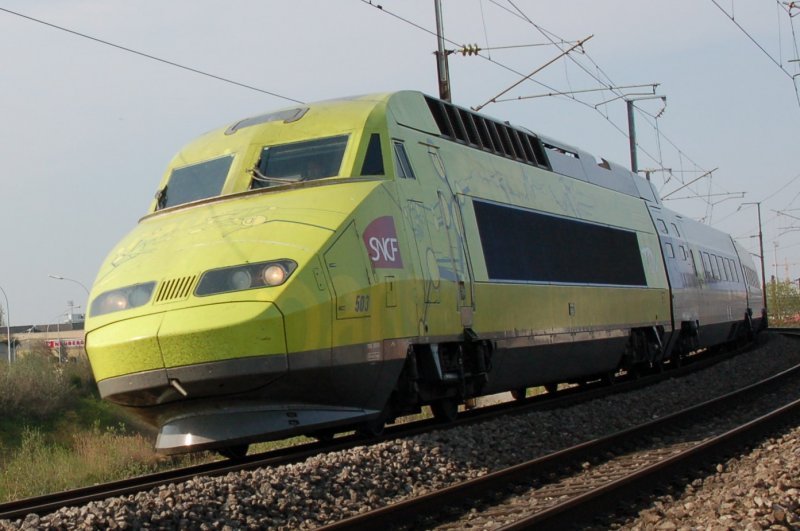 Am 13.04.2007 hat der TGV 503 den Bahnhof Luxemburg soeben mit Fahrtziel Paris-Est verlassen. Der gelbgrne TGV weist eine interessante Beklebung auf mit skizzierten Streckenabschnitten, die zu symbolisierten Menschen vervollstndigt wurden. Ganz schwach unterlegt wird das Gesamtkunstwerk von den Stdtenamen, die auf der TGV-Strecke liegen.