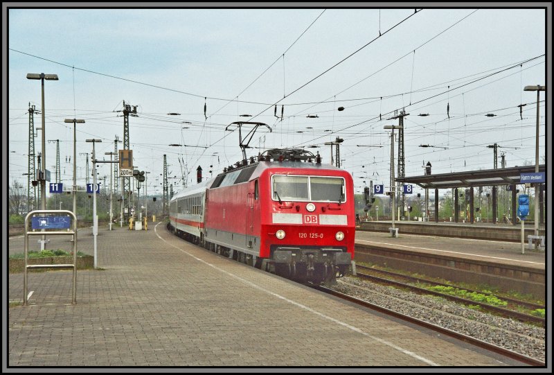 Am 13.04.2007 rollt 120 125 mit einem InterCity am Haken in den Bahnhof Hamm (Westf) ein. 