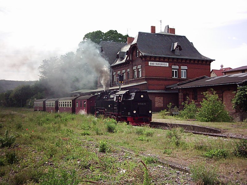 Am 13.05.07 ist 99 7234 als 8952 unterwegs auf der Neubaustrecke nach Quedlinburg hier in Bad Suderode.