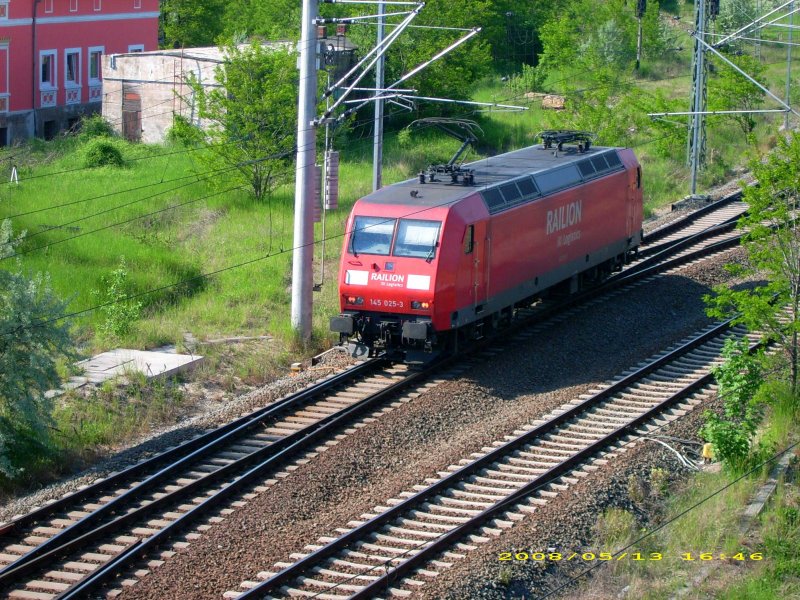 Am 13.05.08 ist 145 025 in Bitterfeld eingetroffen um dort einen G�terzug zu �bernehmen. Hier fotografiert bei der fahrt auf das Stumpfgleis zwecks Gleiswechsel.