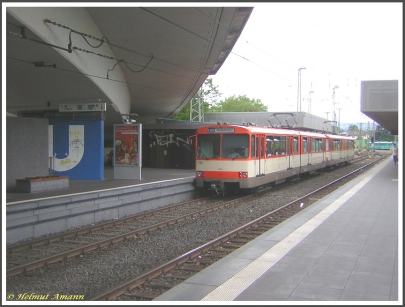 Am 13.05.2007 befand sich auf der U3 ein Zug in komplett alter Farbgebung mit den U2h-Triebwagen 331 und 360 im Einsatz, hier bei der Einfahrt in die Station Heddernheim in Fahrtrichtung Sdbahnhof.