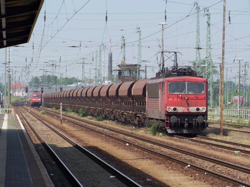 Am 13.05.2008 schleicht 155 151-4 mit einem Gterzug durch Cottbus. Im Hintergrund begibt sich gerade 101 084-2 zum Abstellplatz.