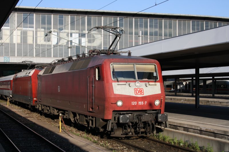 Am 13.06.09 zogen 120 155-7 und 101 ??? den CNL ab Mnchen HBF Richtung Kopenhagen/Moskau. Abfahrt war 30Min zu spt!