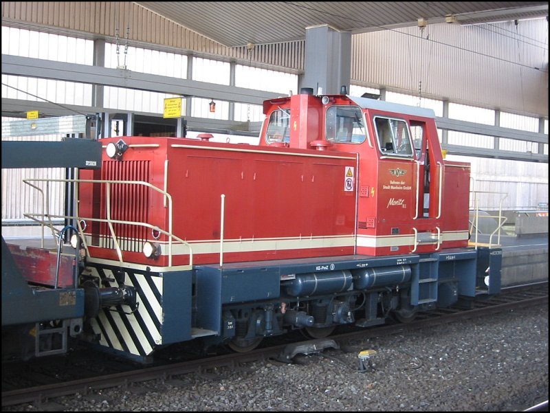 Am 13.06.2006 stand die Lok 81  Moritz  der Bahnen der Stadt Monheim (BSM) vor einem Gterzug in der Halle von Dsseldorf Hbf. Die Lok wurde lt. Homepage der BSM 1979 gebaut, Hersteller ist Orenstein & Koppel.
