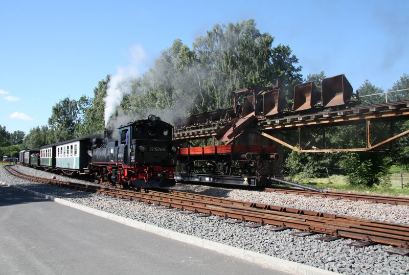Am 13.06.2009 steht 99 1574-5 mit ihrem Zug vor der Verladeanlage des Glossener Steinbruchs zur Rckfahrt nach Mgeln bereit.
