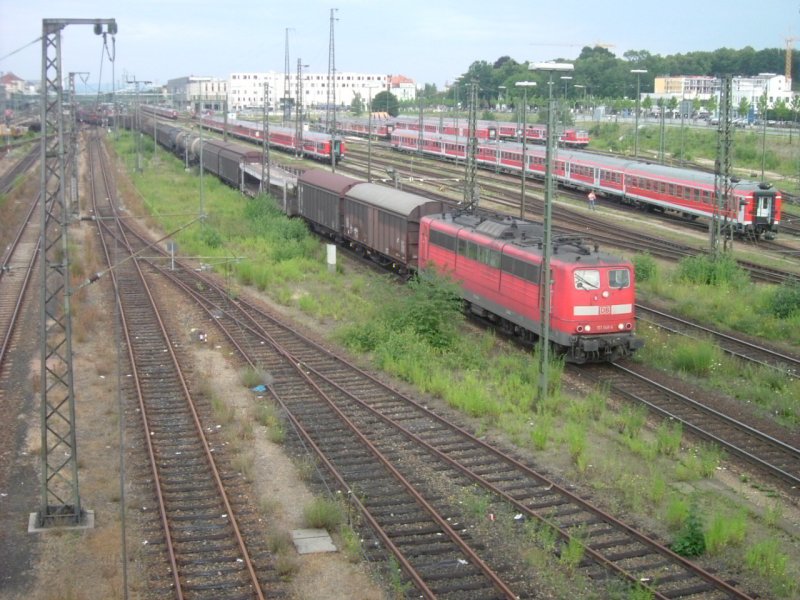 Am 13.07.2004 konnte ich in Regensburg die 151 148 mit einem gemischten Gterzug ablichten.