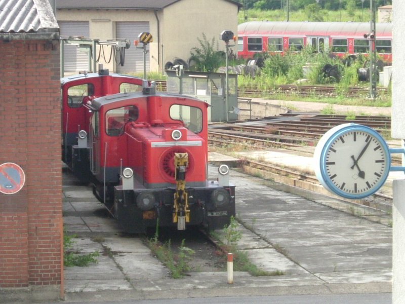 Am 13.07.2004 stehen beide Regensburger 335er neben dem mittlerweile abgebrochenen Lokschuppen. 