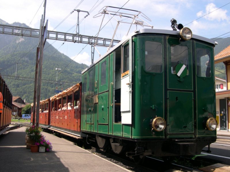 Am 13.07.2005 wurde bei der Schynige Platte Bahn (SPB) auch der erst frisch renovierte Traditionszug im regulren Fahrbetrieb eingesetzt. Hier bei der  Beladung  in Wilderswil.