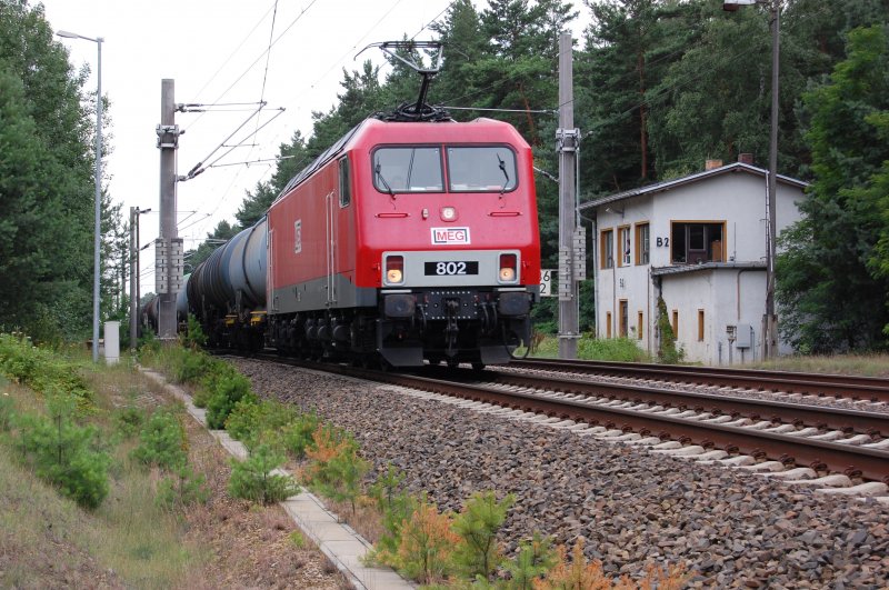 Am 13.07.2007 die MEG 802 mit einem Kesselzug Richtung Berlin, hier im Bhf.Waldrehna.
