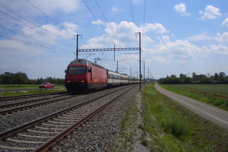 Am 13.08.09 hat die Re 460 001-1  Ltschberg  mit ihrem IC 2124 Kreuzlingen verlassen, und fhrt ihre Reise in Richtung Biel, in Tgerwilen fort.