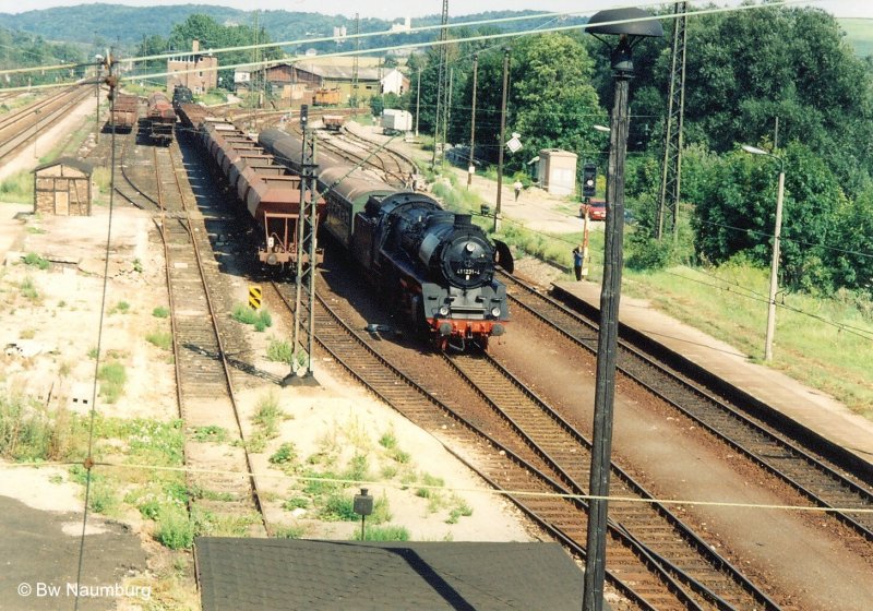 Am 13.08.1993 rollt 41 1231 mit ihrem Personenzug in den Bahnhof Groheringen ein. Im Hintergrund ist der ehem. Lokschuppen zu sehen der jetzt ein kleines Eisenbahnmuseum beherbergt. Und dahinter wachen die Rudelsburg und Burg Saaleck ber das Saaletal.
