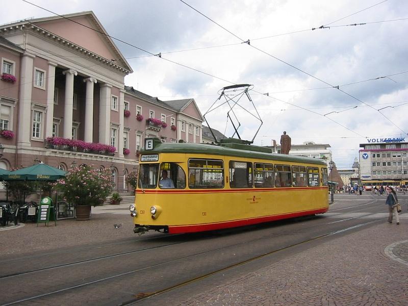 Am 13.08.2005 waren wieder mal historische Straenbahnen in Karlsruhe unterwegs. Im Bild Triebwagen 139 Baujahr 1958. 