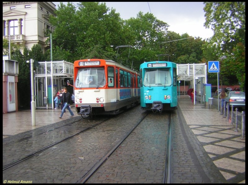 Am 13.08.2006 begegneten sich der 5. Zug der Linie 14 Fahrtrichtung Bornheim/Ernst-May-Platz mit dem Pt-Triebwagen 665 und der 9. Zug nach Neu-Isenburg mit dem Pt-Triebwagen 661 an der Haltestelle Zoo. Entgegen den eigentlichen Planungen, nach denen die Pt-Triebwagen nach der Fu�ball-WM aus dem Oberfl�chenverkehr ausscheiden sollten, bekamen sie nach aktuellen Verlautbarungen noch eine Gnadenfrist bis Jahresende 2006, sehr zur Freude der Fans dieser robusten und sehr zuverl�ssigen Triebwagen. Einige Fahrg�ste werden dar�ber allerdings wahrscheinlich nicht so begeistert sein, da der Einstieg f�r �ltere Menschen und Behinderte sowie f�r Eltern mit Kinderwagen bei diesem Wagentyp beschwerlich ist. 