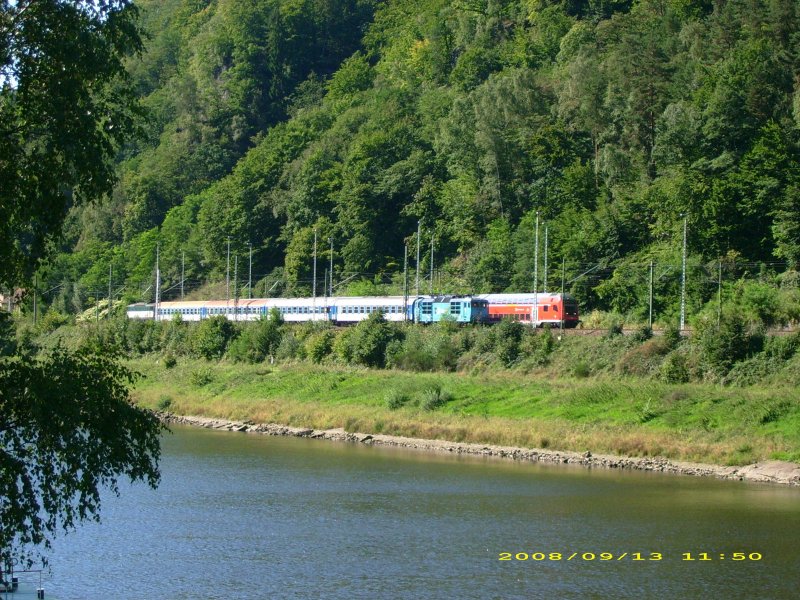 Am 13.09.08 stehen in den Ausweichgleisen des Bahnhofs Schna eine blaue 371 der CD mit unbekannter Diesellok und die S1 die sich von Schna aus auf den weg nach Meien-Triebischtal machen wird.