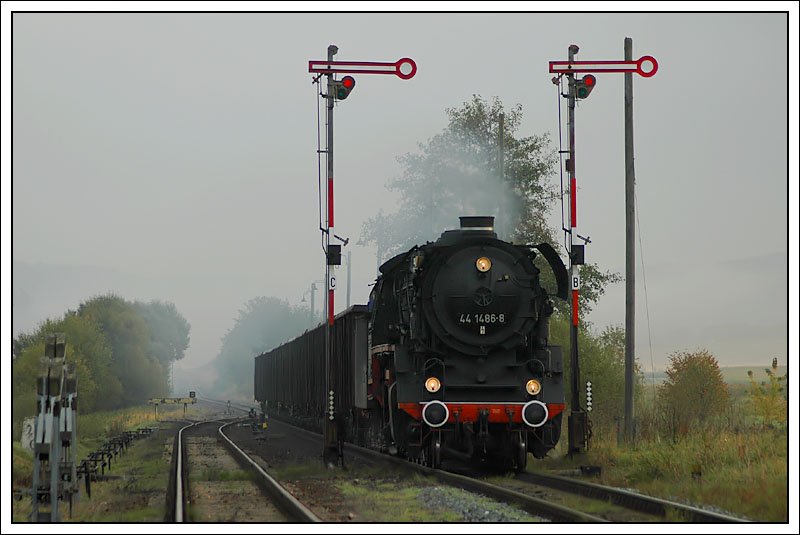 Am 13.10.2007 war beim Plandampf im Werratal nur ein Fotozug unterwegs. Er wurde mit 44 1486 bespannt. Die Aufnahme zeigt den Zug bei der Einfahrt in Oberrohn.