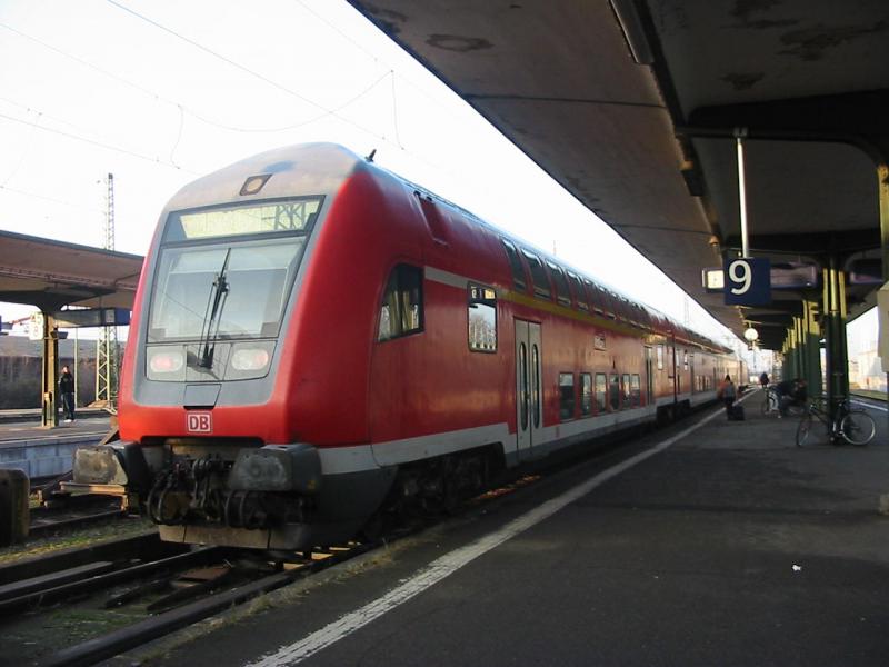 Am 13.1.2006 fhrt nach Biblis nach dem Fahrplan wechsel ausnahmsweise mal Doppelstock mit 146er normal ja nur noch ET425.