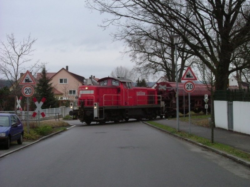 Am 13.12.2006 passiert 294 716 den B in der Klaus-Conrad-Strae in Hirschau. (Strecke Amberg-Schanittenbach)