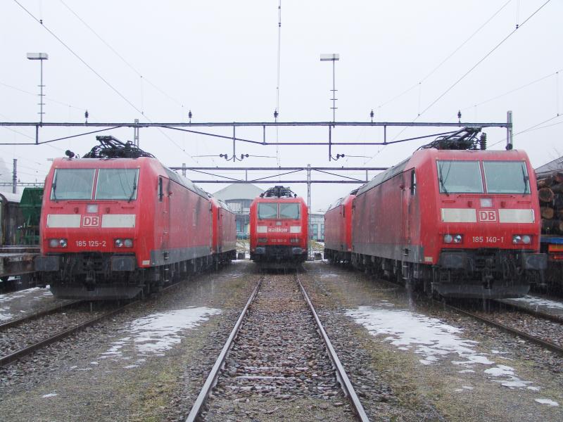 Am 13.2.05 standen f�nf DB BR 185 im Bahnhof Erstfeld. Im Vordergrund stehen (von links nach rechts) Br 185 125-2, Br 185 108-8  Railion  und Br 185 140-1