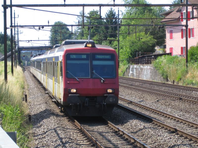 Am 13.7.05 fuhr die mit einem NPZ gefhrten S26 nach Rapperswil auf dem ''falschen'' Gleis in W'thur Grze ein, falsch ist das Gleis deshalb, weil in der Schweiz auf der Schiene Linksverkehr herrscht. 